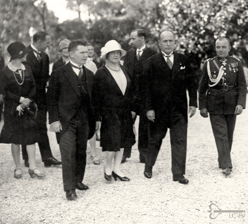 Lietuvos premjerą Augustiną Voldemarą (kairėje) su žmona Matilda Italijoje priima Benitas Musolinis. 1927-ųjų rugsėjis.