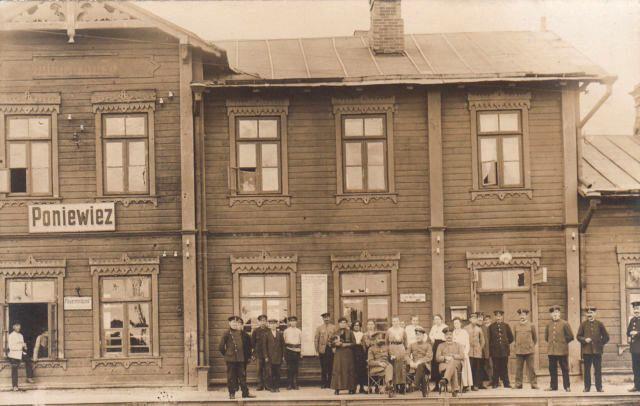 Panevėžio siaurojo geležinkelio stotis. Apie 1915–1918 metus.