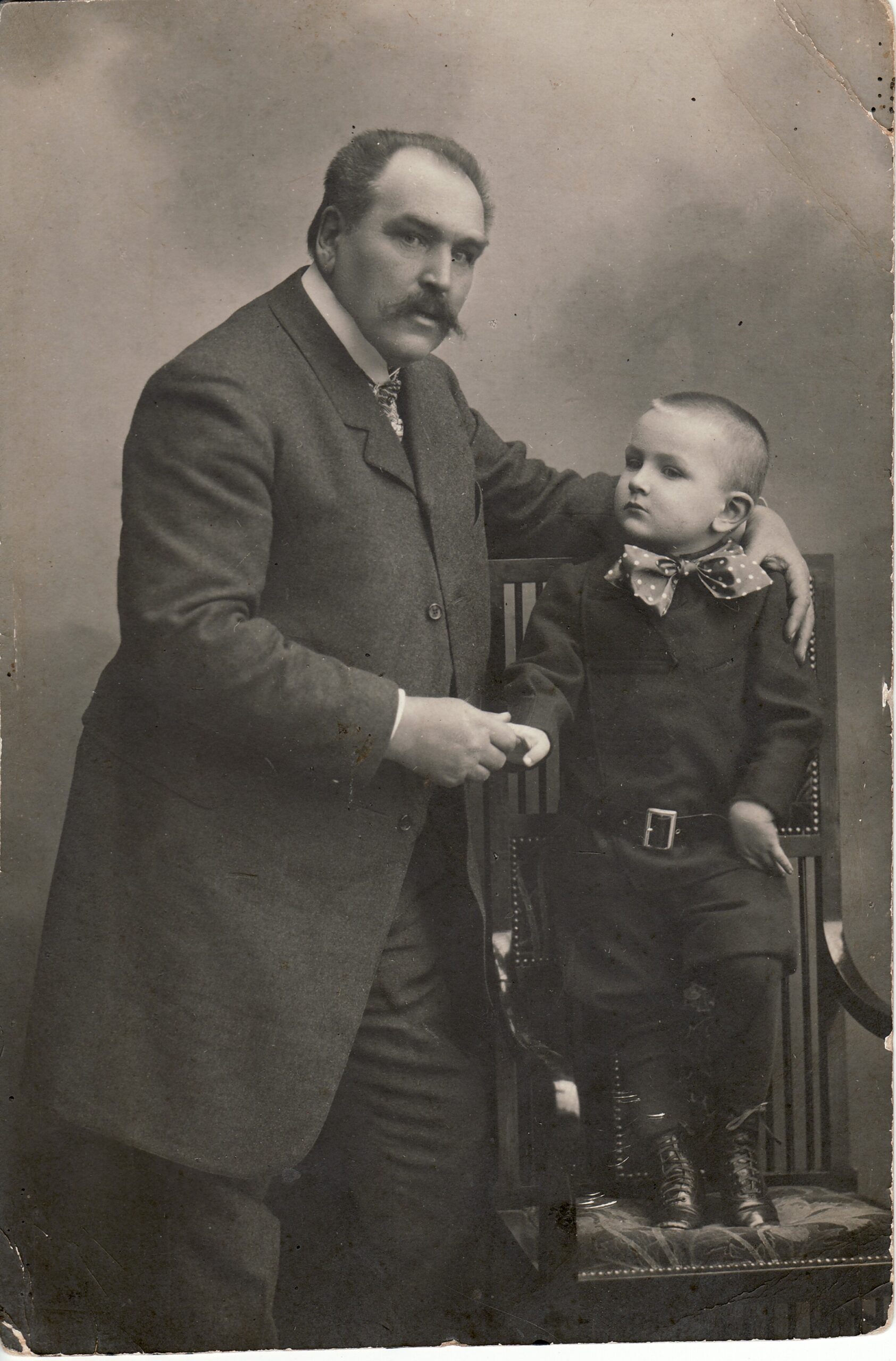 1915 metais miręs ir Rodų koplyčioje palaidotas dvarininkas Romanas Švoinickis buvo dailininkas, taip pat aktyvus visuomenės veikėjas, rinktas net į Dūmą.