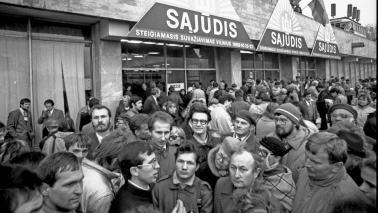 Lietuvos Rytų Europos studijų centro direktoriaus Lino Kojalos teigimu, būtina skatinti jaunimo siekį domėtis savo šalies praeitimi – mokykloje versti kalti ne faktus, o diegti suvokimą apie tikrąją šiandien mūsų turimos laisvės kainą nuo trėmimų į Sibirą iki Sąjūdžio eros ir lemtingais tapusių Sausio 13-osios įvykių. 