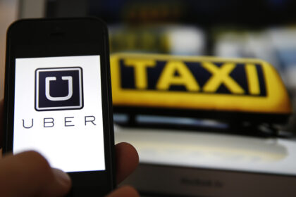 Vienas prancūzas padavė pavėžėjimo paslaugas teikiančią bendrovę „Uber“ į teismą dėl ... iširusios santuokos.