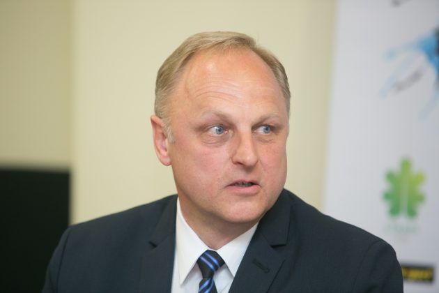 Lietuvos baidarių ir kanojų irklavimo federacijos vadovas Aleksandras Alekrinskis teigia dopingo bylose su kolegomis galintis priimti tik moralinį sprendimą.