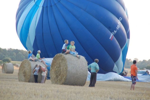 Pasak Eglės, oreivystėje niekada nebūna tokių pačių pakilimų ir nusileidimų. Gal, žvelgiant iš žemės, spalvingų balionų kelionė dangumi ir atrodo visuomet vienoda, patys oreiviai sako, jog ta pati gali būti nebent starto vieta, visa kita – neprognozuojama.