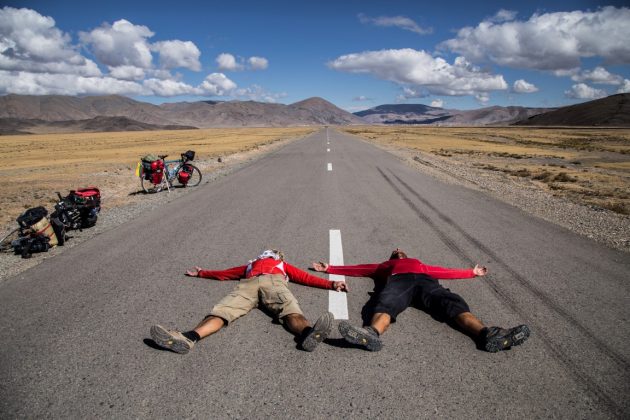 Keliaudami po Mongoliją lietuviai sukorė 1 040 km, tačiau tik vieną kilometrą asfaltuotu keliu. Keliauninkai mėgaujasi priešpaskutinę dieną rastu jo lopinėliu.