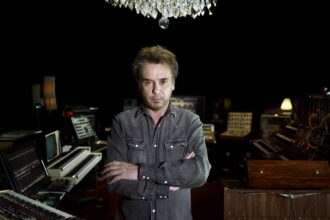 Elektroninės muzikos pionierius Žanas Mišelis Žaras ateinantį mėnesį planuoja surengti koncertą Izraelyje, kad atkreiptų pasaulio dėmesį į senkančios Negyvosios jūros krizę.