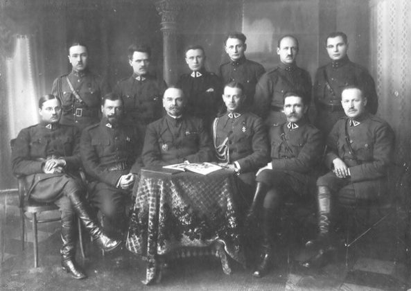 Lietuvos kariuomenės karininkai (apie 1920 metus), dalyvavę Nepriklausomybės kovose. Antras iš kairės sėdi karininkas (vėliau generolas leitenantas) Maksimas Katche, paruošęs Panevėžio išvadavimo operaciją. PKM nuotr.