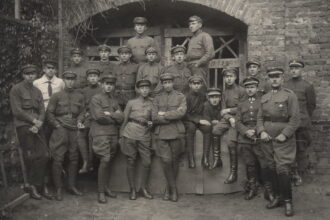 Tarpukario Lietuvos kariuomenė apgynė besikuriančią valstybę, išsaugojo laisvę, stiprėjo ir turėjo daug įtakos, tačiau tos pačios kariuomenės vadai lemtingą akimirką nesiryžo priimti svarbiausio sprendimo – šalį ginti ginklu.