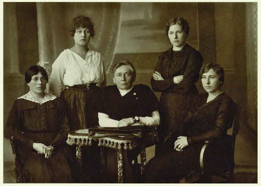 G. Petkevičaitė-Bitė 1921-aisiais su kitomis Steigiamojo Seimo atstovėmis. Sėdi iš kairės: Emilija Spudaitė-Gvildienė, Gabrielė Petkevičaitė-Bitė, Magdalena Draugelytė-Galdikienė, stovi iš kairės – Ona Muraškaitė-Račiukaitienė ir Salomėja Stakauskaitė.