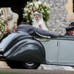 Jaunoji į bažnyčią atvyko prabangiu senoviniu automobiliu. BNS nuotr.