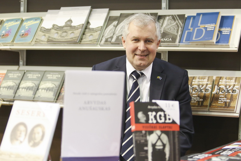 Istoriko, politiko Arvydo Anušausko teigimu, nepriklausoma tapusiai Lietuvai per keletą metų aktyviai pristatant savo valstybę įvairiuose tarptautiniuose forumuose, sudarant dvišales tarptautines sutartis, palaipsniui pavyko pasiekti daugiašalį pripažinimą. Ir vis tik jį ilgą laiką buvo priskiriama probleminėms valstybėms. BNS nuotr.