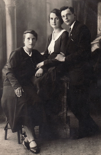 Nežinomų žmonių grupė. Iciko Frido nuotrauka, daryta apie 1930-uosius metus. PANEVĖŽIO KRAŠTOTYROS MUZIEJAUS ARCHYVŲ nuotr.