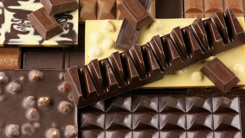 Nors egzistuoja daugybė šokolado rūšių, sveikiausiu vis dar laikomas juodasis. ARCHYVO nuotr.