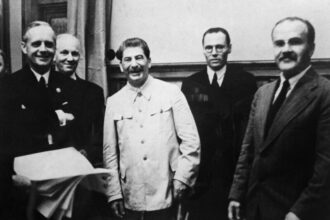 Vokietijos užsienio reikalų ministras Joachimas von Ribentropas (kairėje), sovietų lyderis Josifas Stalinas ir užsienio reikalų ministras Večiaslavas Molotovas (dešinėje) 1939 metų rugpjūčio 23 dieną Kremliuje pasirašo Molotovo–Ribentropo paktą. ARCHYVŲ nuotr.