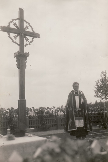 1942 metais kunigas Vladas Butvila pašventino kryžių sovietų nužudytiesiems ir sakė pamokslą, sugrįžus sovietams, už tai buvo teisiamas. PANEVĖŽIO KRAŠTOTYROS MUZIEJAUS nuotr.