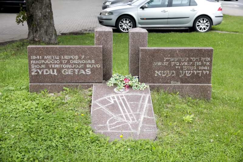 Panevėžio žydų tragediją šiandien panevėžiečiams primena memorialas su amžiams akmenyje iškalta miesto geto schema. V. BULAIČIO nuotr. 