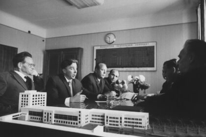 Atskirtis tarp sovietinės nomenklatūros elito ir eilinių žmonių lig šiol prisimenama kaip vienas ryškiausių sovietmečio bruožų.