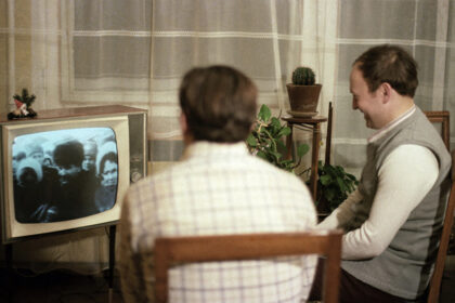 Žiniasklaidos vartotojai pelus nuo grūdų turėtų atskirti plačiau domėdamiesi įvykiais, nes žiniasklaidos priemonės jau seniai nebėra vienintelis informacijos šaltinis.