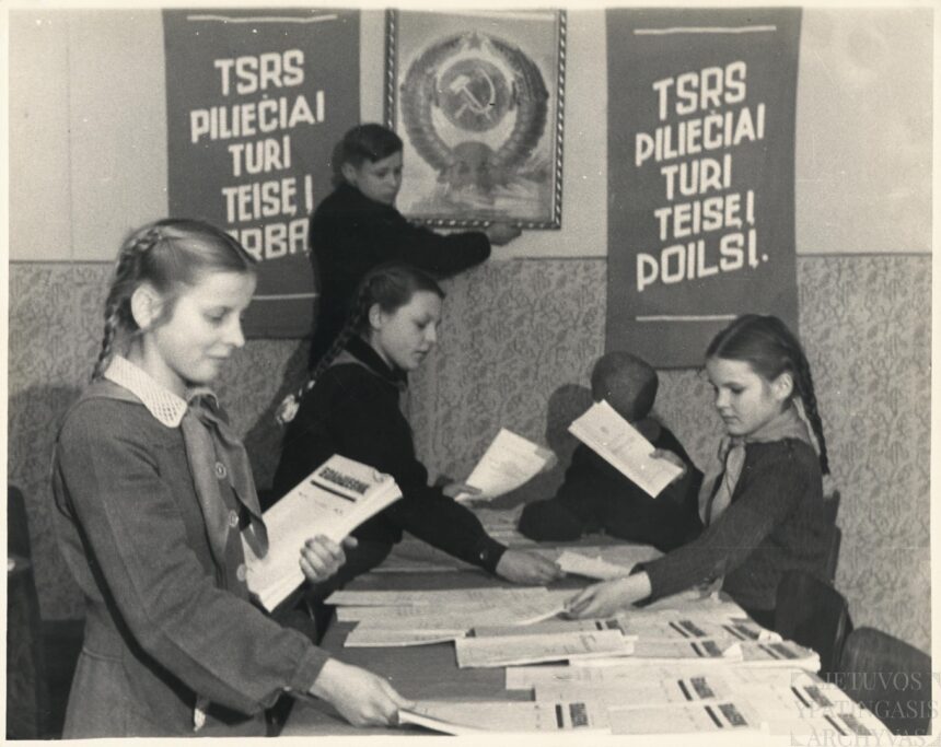 Prasidėjus sovietinei okupacijai, imtasi keisti okupantams neįtikusius istorinius faktus, pateikiant mūsų šalies istoriją taip, kaip jiems atrodė palankiausia.