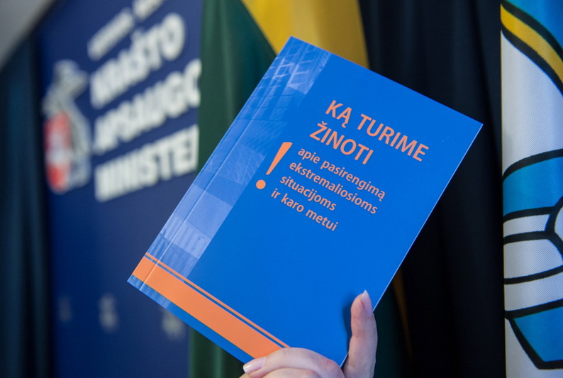 Po pirmojo leidinio „Ką turime žinoti apie pasirengimą ekstremalioms situacijoms ir karo metui“ buvo išleisti dar du. KAM nuotrauka