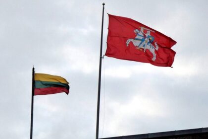 Dar mūsų senoliai sakydavo: nedegink kryžiaus, vėliavos ir knygos. Šie daiktai mūsų tautai visada buvo šventi. Kryžių gavome su krikščionybe, raštą – su Mažvydo Katekizmu. O kada lietuvis į rankas paėmė vėliavą? Kokie simboliai į mūšius lydėjo Lietuvos didvyrius praeityje?