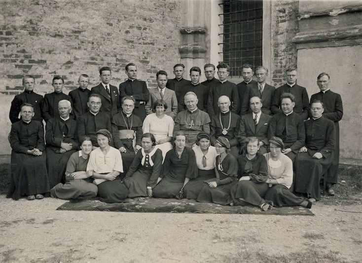 Jo Ekscelencija Kazimieras Paltarokas su kunigais 1940-aisiais metais. Ryškų pedagoginį talentą turėjęs dvasininkas vyskupijai paruošė 195 kunigus. PAGPBVB archyvų nuotr.