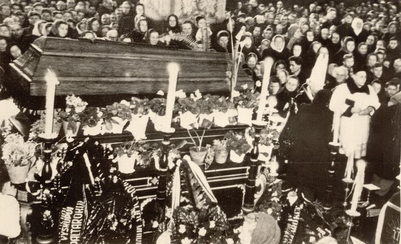 KGB su nerimu laukė K. Paltaroko laidotuvių, tačiau atsisveikinimas su iškiliu dvasininku, nepaisant susirinkusios milžiniškos tikinčiųjų minios, praėjo ramiai ir oriai. PAGPBVB archyvų nuotr.
