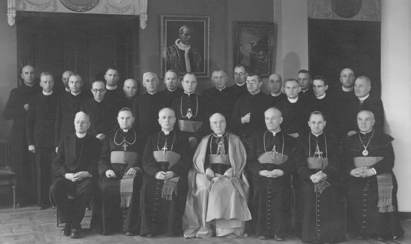 Antrasis pasaulinis karas po pasaulį išblaškė daugybę Lietuvos kunigų. Vieni jų iš šalies išvyko savo valia, kiti, kaip arkivyskupas Juozapas Jonas Skvireckas (ketvirtas iš kairės) ir vyskupas Vincentas Brizgys (penktas iš kairės), iš Lietuvos išguiti prievarta. Tėvynėje likusio vyskupo Teofilijaus Matulionio (trečias iš kairės) laukė kankinio likimas. ARCHYVO nuotr.