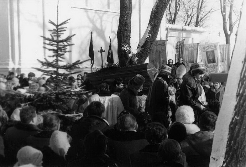 Katalikų rezistencijos vedliais tapę dvasininkai visi vienaip ar kitaip sumokėjo už priešinimąsi okupantų santvarkai. Juozo Zdebskio žūties aplinkybes (nuotraukoje – kunigo laidotuvės 1986-ųjų vasarį Rudaminoje) lig šiol neatskleistos. LCVA nuotr.