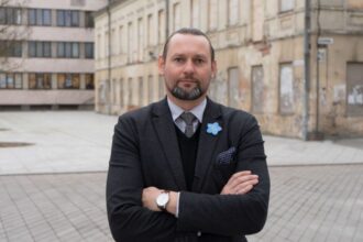 Politinę Lietuvos padangę vienas po kito krečia skandalai. Tarp girnų pakliuvo pati šalies prezidentė Dalia Grybauskaitė, įtarta slapta susirašinėjusi su korupcija kaltinamu buvusiu Liberalų sąjūdžio lyderiu Eligijumi Masiuliu. Moralinį veidą taip pat ne kartą išsipurvinę Seimo valdantieji suskubo šį bendravimą išnarstyti po kaulelį, tad nedrąsiai kalbama ir apie tikėtiną apkaltą prezidentei.