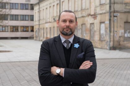 Politinę Lietuvos padangę vienas po kito krečia skandalai. Tarp girnų pakliuvo pati šalies prezidentė Dalia Grybauskaitė, įtarta slapta susirašinėjusi su korupcija kaltinamu buvusiu Liberalų sąjūdžio lyderiu Eligijumi Masiuliu. Moralinį veidą taip pat ne kartą išsipurvinę Seimo valdantieji suskubo šį bendravimą išnarstyti po kaulelį, tad nedrąsiai kalbama ir apie tikėtiną apkaltą prezidentei.