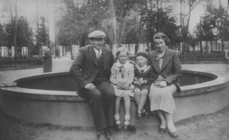 Petras Būtėnas su žmona Malvina ir vaikais Panevėžyje 5-ajame dešimtmetyje. Žinomas kalbininkas, visuomenės veikėjas 1944 metais pasitraukė į Vokietiją tikėdamas, jog išvyksta trumpam. Tačiau likimas nutraukė žymaus panevėžiečio ryšius su šeima. PANEVĖŽIO KRAŠTOTYROS MUZIEJAUS (D. Būtėno asmeninio archyvo) nuotr.