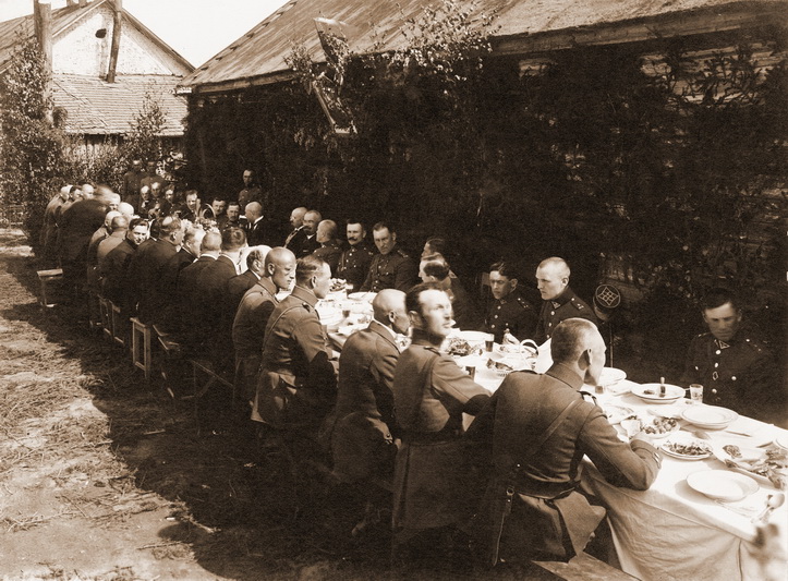 Taiki akimirka: 4-ojo pulko karininkų pietūs, 1925-ieji. PANEVĖŽIO KRAŠTOTYROS MUZIEJAUS ARCHYVŲ nuotr.