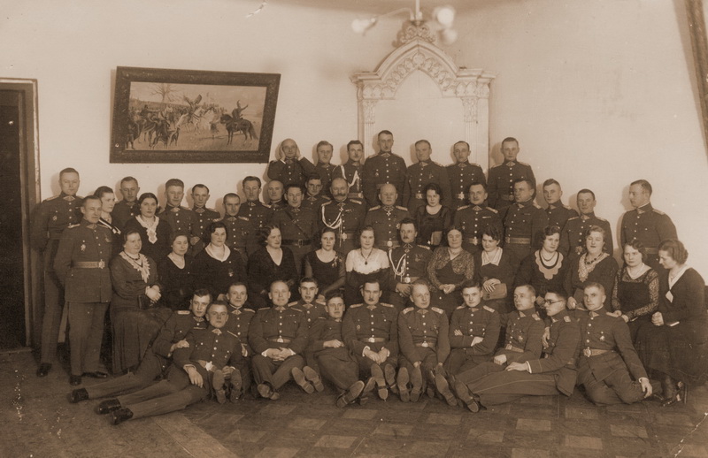 4-ojo pėstininkų Lietuvos Karaliaus Mindaugo pulko karininkai su žmonomis. PANEVĖŽIO KRAŠTOTYROS MUZIEJAUS ARCHYVŲ nuotr.