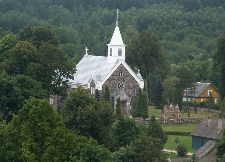 Panevėžio vyskupijoje vieną atkakliausiai tikinčiųjų gintų Andrioniškio Šv. apaštalų Petro ir Povilo bažnyčia dabar yra saugomas valstybės architektūros paminklas. „WIKIPEDIA“ nuotr.