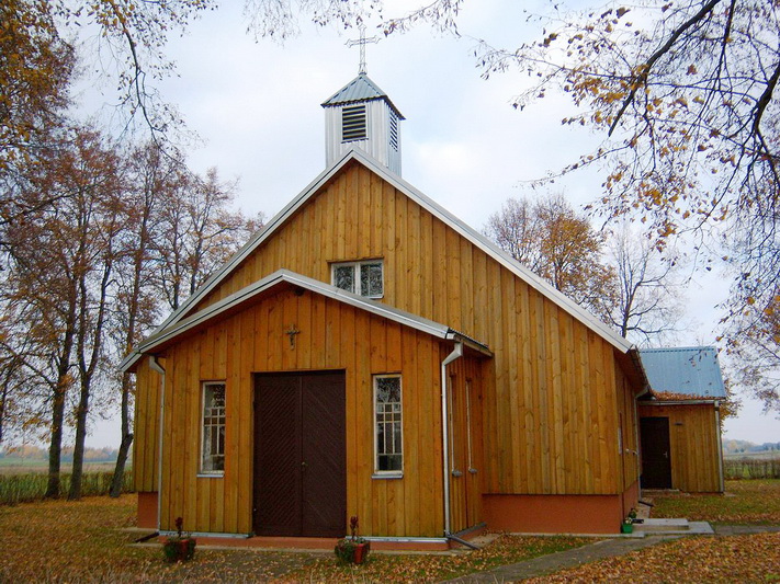 Po senosios Burbiškių bažnyčios uždarymo 1947-aisiais burbiškiečiams buvo leista nupirkti šalia kelio stovintį klojimą, suremontuoti ir įsteigti medinę bažnytėlę. 1955 metais naujieji maldos namai buvo pašventinti, ir Švč. Jėzaus Širdies bažnyčia, nors kitame pastate, veikia iki šiol. „WIKIPEDIA“ nuotr.
