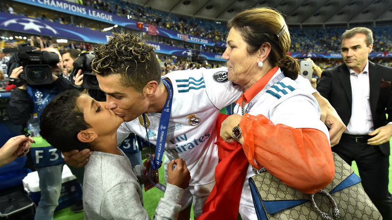 Pirmagimio sūnaus globa Ronaldas dalijosi su motina Dolores – ji padėjo užauginti berniuką. ARCHYVŲ nuotr.