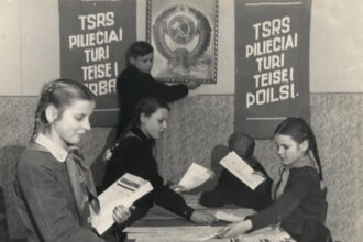 Atkūrus nepriklausomybę, reformuotos ir mokyklos, tačiau ilgus sovietmečio dešimtmečius puoselėtos sistemos atgarsiai jų koridoriuose skamba iki šiol.