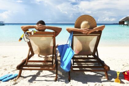 Vasara – atostogų, kelionių įkarštis, todėl agentūras jau iš anksto apgula užsienio kurortų pavilioti tautiečiai. Apie tai, kaip vieną didžiausių gyvenimo malonumų – keliavimą – suderinti su taupumu, kokie yra lietuvių atostogų įpročiai, kalbamės su pigių kelionių entuziastu, savarankiškų kelionių gidu Mantu ZUBRICKU ir kelionių agente Karina BLEDNOVA.