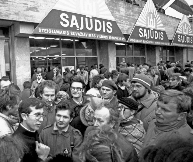 Praėjusių dešimtmečių sandūroje lietuvių siekis būti savarankiškiems, patiems tvarkyti savo krašto reikalus, stiprėjo su kiekvienu Sąjūdžio mitingu, su kiekviena naujai iškelta trispalve. LCVA nuotr.