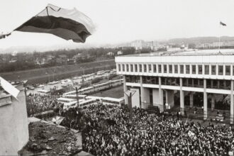 Devintojo dešimtmečio pabaiga – dešimtojo pradžia Lietuvoje pažymėta įvykiais, leidusiais pasiekti pagrindinį tautos tikslą tapti nepriklausomai.