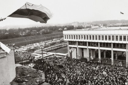 Devintojo dešimtmečio pabaiga – dešimtojo pradžia Lietuvoje pažymėta įvykiais, leidusiais pasiekti pagrindinį tautos tikslą tapti nepriklausomai.