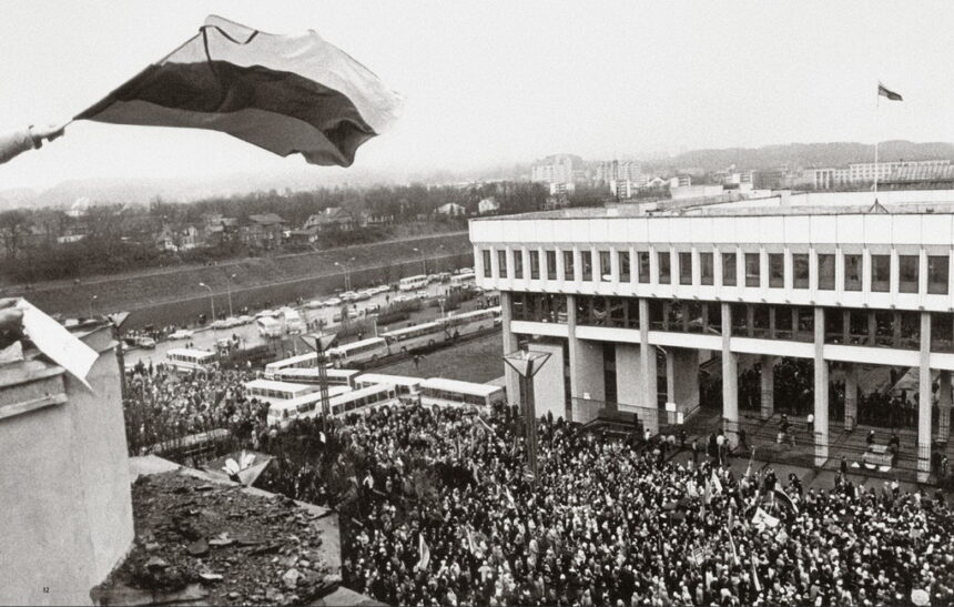 Devintojo dešimtmečio pabaiga – dešimtojo pradžia Lietuvoje pažymėta įvykiais, leidusiais pasiekti pagrindinį tautos tikslą tapti nepriklausomai.