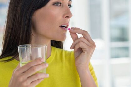 Kokiais simptomais pasireiškia kalcio trūkumas moters organizme.