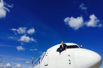 Beveik trejus metus oro linijose dirbančio charizmatiškojo orlaivio palydovo Igno Čaikausko draugijoje į pačią ilgiausią kelionę drąsiai galėtų leistis ir tie, kas sustingsta vos išgirdę žodį „lėktuvas“.