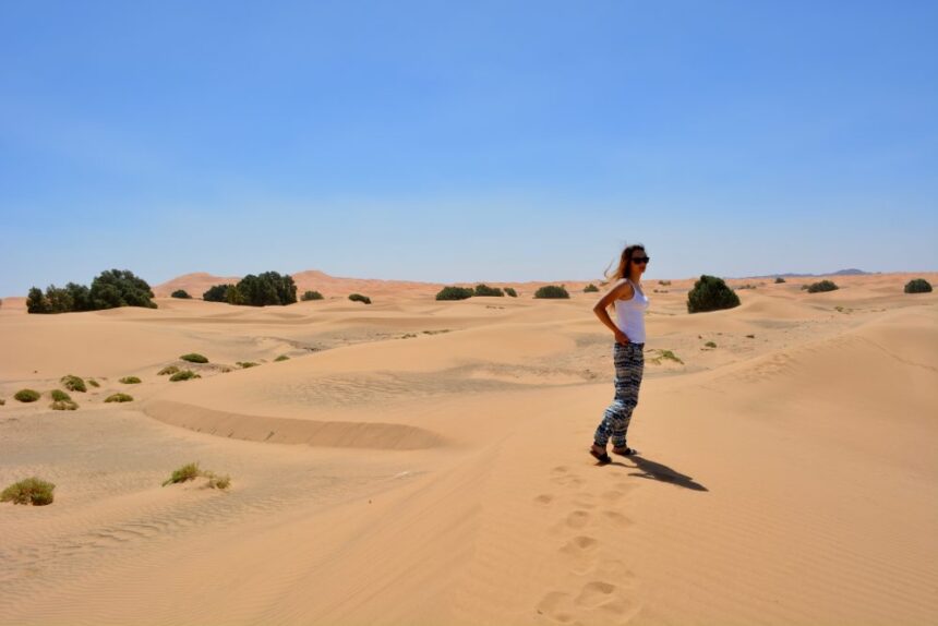 Karolina Dabašinskaitė, draugų dažniausiai vadinama tiesiog degtuku, vis dar gyvena įspūdingos kelionės po Sacharos dykumą ir kontrastingąjį Maroką prisiminimais.