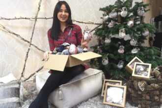 Išskirtinių baldų – sėdmaišių, pagalvių, pufų – kūrėja 29-erių Erika Grigorjevaitė pastarosiomis dienomis vos spėja suktis savo siuvykloje. Tačiau ne šioms interjero puošmenoms dabar panevėžietei daugiausiai tenka skirti laiko, o mažiems meno kūriniams prilygstantiems kalėdiniams žaisliukams.