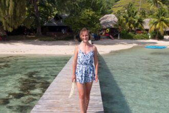 33-ejų Viktorija Panovaitė jau nebesistebi dažno pavadinta didžiausia avantiūriste. Metusi patogų gyvenimą Lietuvoje, jauna moteris susikrovė lagaminus ir išvyko į didžiąją savo gyvenimo kelionę. Joje atrado ne tik tikrąjį Indonezijos veidą, užburiančią gamtą, gyvūniją, bet ir susikūrė iššūkių, naujų kelionių, potyrių bei pažinčių kupiną kasdienybę, kurios pavydėtų daugelis.