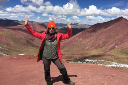 Panevėžietės Vitalijos Navickaitės sukauptame kelionių bagaže – kiek daugiau nei 500 000 kilometrų, arba bemaž trylika ratų aplink Žemę. Jau aplankytos net 53 pasaulio valstybės, tačiau užkietėjusi keliautoja prisipažįsta, jog dabar jai svarbiausia ne kryžiukais pažymėtos vietos žemėlapyje, o vidiniai atradimai.