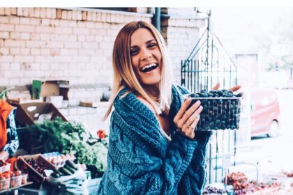 Sveiko maisto žinovė, tinklaraščio ir receptų knygos autorė Kristina ŠIMKIENĖ apie maistą galėtų kalbėti nesustodama. Nuo paprasčiausių produktų iki naujausių pasaulinių kulinarijos tendencijų – spalvingus tinklaraštininkės pasakojimus neabejotinai papildo ir akį traukiančios nuotraukos. Tad sunku patikėti, kad per septyniasdešimt tūkstančių sekėjų internete turinti moteris į kulinarijos pasaulį pateko visai atsitiktinai.