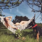 Svetlanos Jemeljanovos nebestebina smalsūs praeivių žvilgsniai, kai ji nuo atliekų konteinerių namo tempia kažkieno išmestą ir taip žūčiai pasmerktą keliskart už ją pačią didesnę gėlę. Ir tuo labiau, kai girdi aplinkinius besišnabždant, jog amžinai kokio nors vazono iš rankų nepaleidžianti mergina augalų motyvais margintais drabužiais atrodo tikra keistuolė.